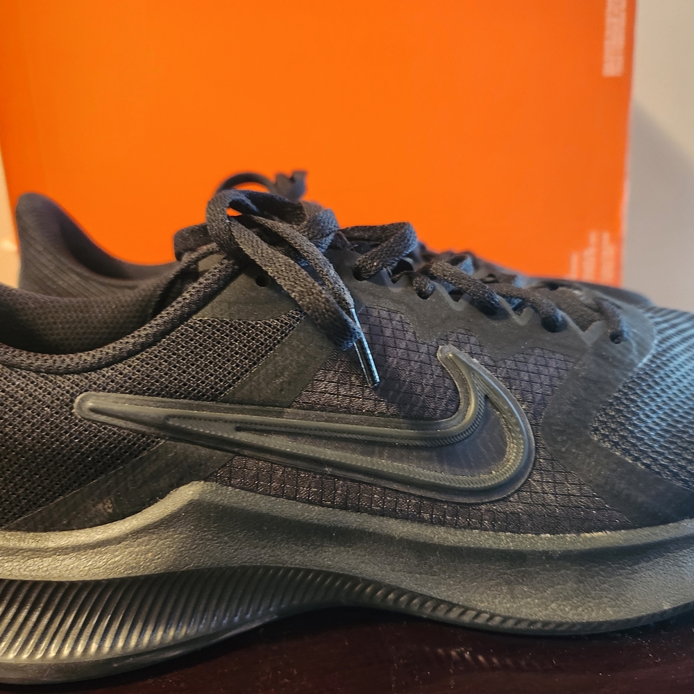 LIKE NEW! Nike Black Athletic Sneakers